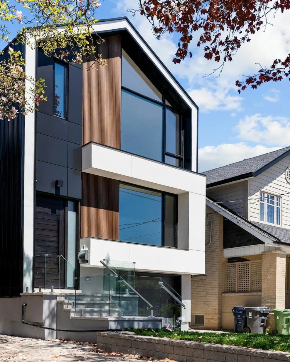 Unsplash Modernes Wohnhaus mit dunkler Metallfassade und Holzelementen